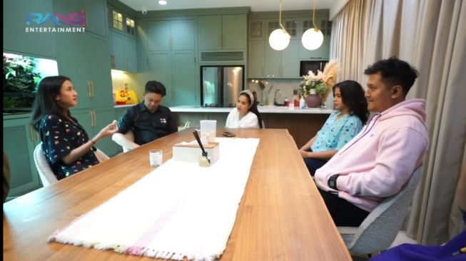 Keisya makan saat diajak bicara (Youtube/Rans Entertainment)