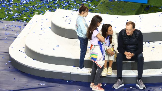 Pelatih Chelsea Thomas Tuchel duduk bersama keluarganya setelah membawa Chelsea menjuarai Liga Champions di Stadion Dragao, Porto, Portugal, Sabtu (29/5/2021). [MICHAEL STEELE / POOL / AFP]