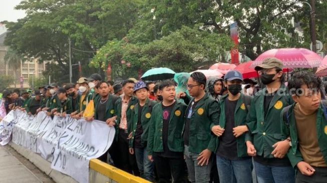 Demo Tolak Kenaikan BBM di Jakarta: Basah Kuyup Diguyur Hujan, Massa BEM SI Makin Menyemut di Patung Kuda