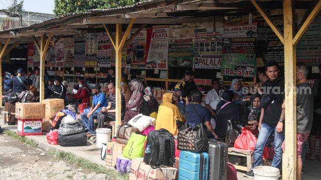 Calon penumpang menunggu kedatangan bus antarkota-antarprovinsi (AKAP) di Terminal Pondok Pinang, Jakarta Selatan, Kamis (8/9/2022). [Suara.com/Alfian Winanto]