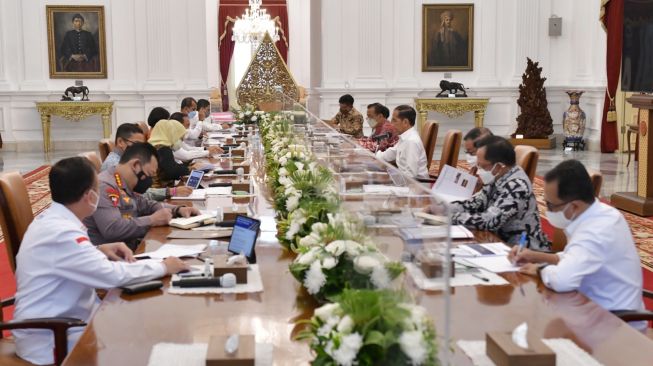 Presiden Jokowi memimpin Ratas mengenai Penyelenggaraan Piala Dunia U-20 2023, di Istana Merdeka, Jakarta. (Foto: Humas Setkab/Rahmat)