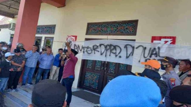 Mahasiswa Sumenep "Jual" Gedung DPRD, Kesal Dewan Tak Serius Bela Rakyat Saat Pemerintah Naikkan BBM