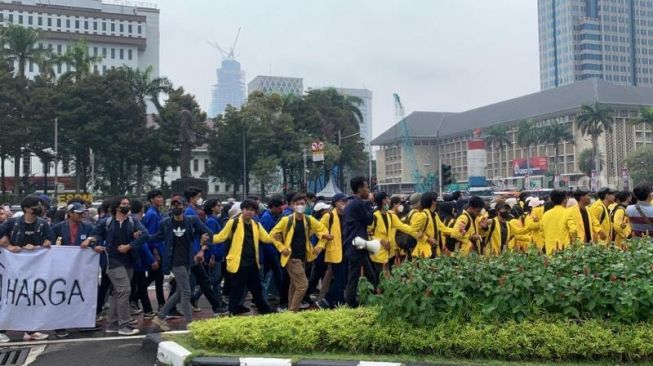 Massa BEM SI saat long march menuju kawasan Patung Kuda, Jakarta. (Suara.com/Rakha)