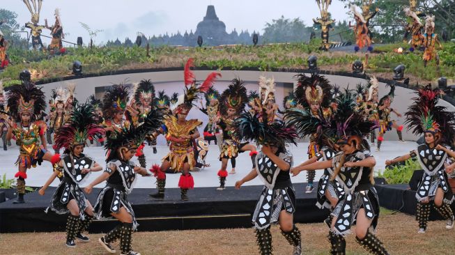 Penari komunitas Lima Gunung menampilkan Tari Topeng Ireng saat pembukaan Indonesia Bertutur 2022 di Taman Lumbini Borobudur, Magelang, Jawa Tengah, Rabu (7/9/2022). [ANTARA FOTO/Anis Efizudin/wsj]
