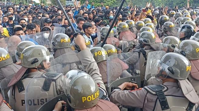 Semakin Sore: Gelombang Demo Mahasiswa, Buruh, Sopir Ojol Menolak BBM Naik di Palembang Kian Memanas