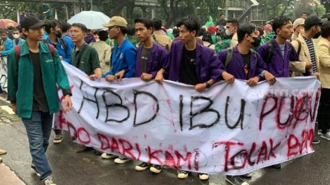 Spanduk Sindiran BEM SI: HBD Ibu Puan, Kado dari Kami Tolak BBM Naik