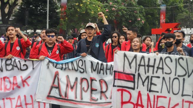 Aliansi Mahasiswa dari berbagai universitas saat menggelar aksi unjuk rasa menolak kenaikan harga BBM di Kawasan Patung Kuda Arjuna Wiwaha, Jakarta Pusat, Kamis (8/9/2022). [Suara.com/Alfian Winanto]