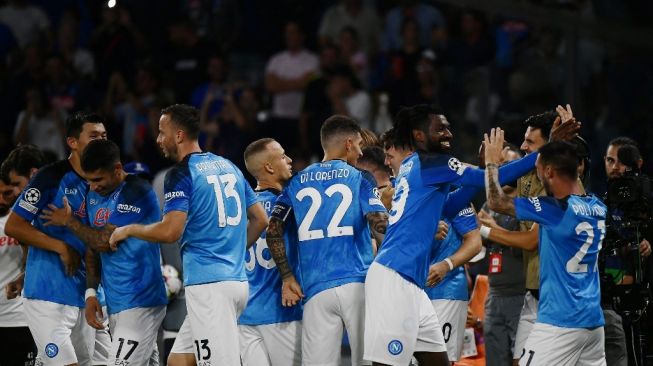 Para pemain Napoli melakukan selebrasi setelah mencetak gol keempat dalam matchday pertama Grup A Liga Champions 2022-2023 antara Napoli vs Liverpool di Stadion Diego Armando Maradona di Naples pada 7 September 2022 waktu setempat.Filippo MONTEFORTE / AFP.