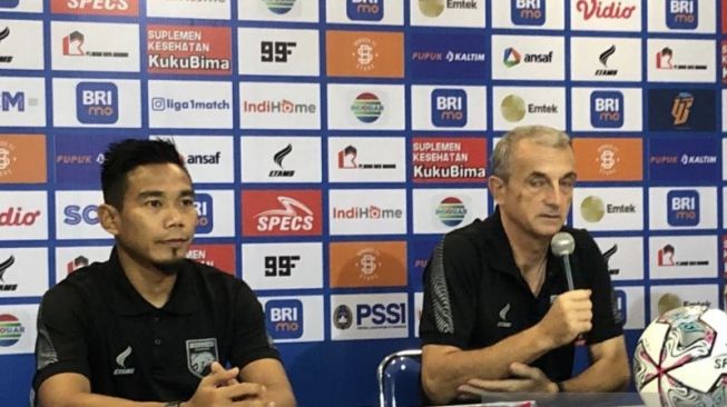 Pelatih Borneo FC Milomir Seslija didampingi pemain Wildansyah ketika memberikan keterangan kepada awak media pertandingan Liga 1 2022 di Stadion Segiri Samarinda (Arumanto)