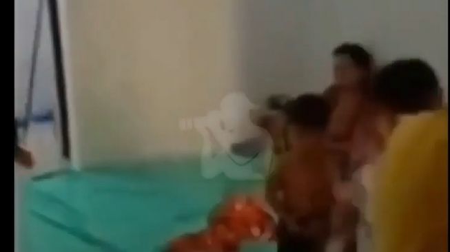 Beredar! Video Polisi J Tiduri Istri Orang di Kos-kosan, Suami: Dia Pamit Katanya Mau Ziarah