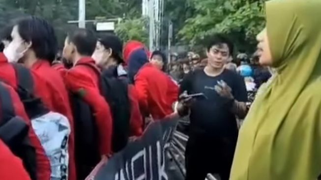 Viral Aksi Emak-emak Minta Mahasiswa yang Demo Kenaikan BBM Buka Jalan, Publik Saling Debat