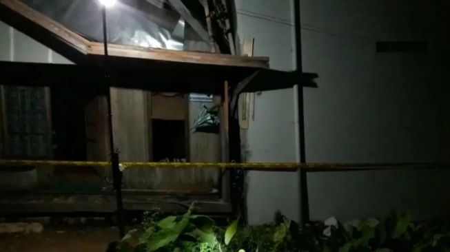 Terdengar Suara Batu Berjatuhan, Ruko 2 Lantai Ambruk Timpa Rumah Abdullah di Banjarmasin