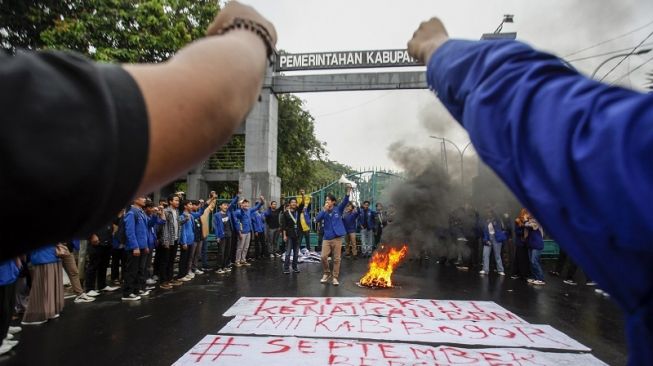 Sejumlah mahasiswa melakukan aksi unjuk rasa di depan kantor Pemerintah Daerah Kabupaten Bogor, Cibinong, Kabupaten Bogor, Jawa Barat, Kamis (8/9/2022). [ANTARA FOTO/Yulius Satria Wijaya].