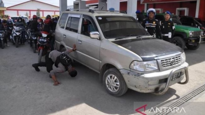 Anggota Kepolisian saat memeriksa tangki BBM kendaraan di Jayawijaya [ANTARA/Ho/Polres Jayawijaya].