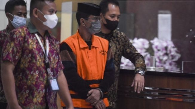 Pegawai Alfamidi Amri (tengah) mengenakan rompi tahanan sesaat sebelum dihadirkan dalam konferensi pers penahanan tersangka penyuap mantan Wali Kota Ambon Richard Louhenapessy di Gedung Merah Putih KPK, Jakarta, Rabu (7/9/2022). ANTARA FOTO/Hafidz Mubarak A/wsj.