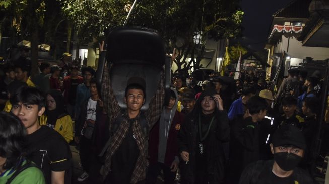 Mahasiswa yang tergabung Aliansi BEM Tasikmalaya (ABT) mengeluarkan kursi anggota dewan di gedung DPRD Kota Tasikmalaya, Jawa Barat, Kamis (8/9/2022).  ANTARA FOTO/Adeng Bustomi/foc.