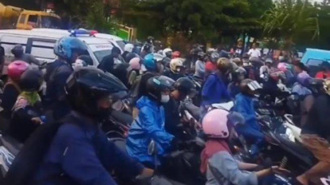 Ambulans Bawa Pasien Kritis Terjebak Macet, Karena Demo Mahasiswa Depan Kampus Unhas