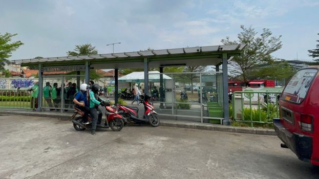 PT KAI Daop 1 memastikan tidak ada pungutan liar di area parkir Stasiun Bekasi Timur. Pernyataan ini sekaligus membantah narasi di medsos soal pungli Rp1.000. [Foto dok. PT KAI]
