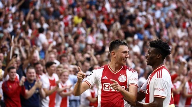 Steven Berghuis (kiri) melakukan seleberasi setelah mencetak gol untuk Ajax ke gawang Rangers FC di Johan Cruijff ArenA, Amsterdam pada 8 September 2022. ANTARA/AFP/KENZO TRIBOUILLARD