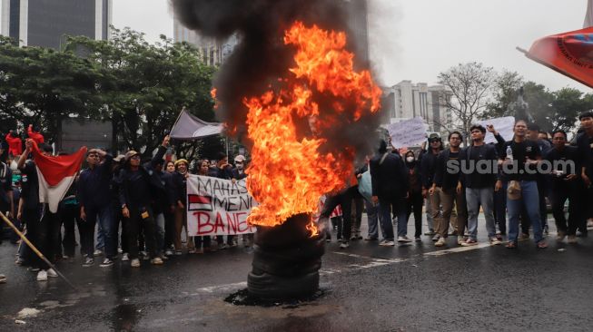 Aliansi Mahasiswa dari berbagai universitas saat menggelar aksi unjuk rasa menolak kenaikan harga BBM di Kawasan Patung Kuda Arjuna Wiwaha, Jakarta Pusat, Kamis (8/9/2022). [Suara.com/Alfian Winanto]