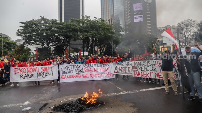 Aliansi Mahasiswa dari berbagai universitas saat menggelar aksi unjuk rasa menolak kenaikan harga BBM di Kawasan Patung Kuda Arjuna Wiwaha, Jakarta Pusat, Kamis (8/9/2022). [Suara.com/Alfian Winanto]