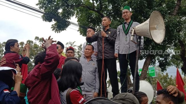 Orasi Saat Aksi Mahasiswa Tolak Kenaikan BBM, Politisi PKS Solo Ini Malah Diteriaki Huuu..