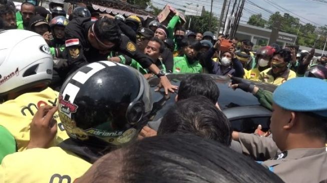 Unjuk Rasa Ribuan Driver Ojek Online di Makassar Ricuh, Satu Mobil Dirusak