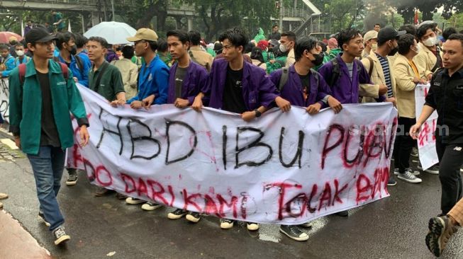 Massa BEM SI Beri Kado Ultah Buat Ketua DPR, Tulisannya HBD Bu Puan Lu Party Rakyat Mati!