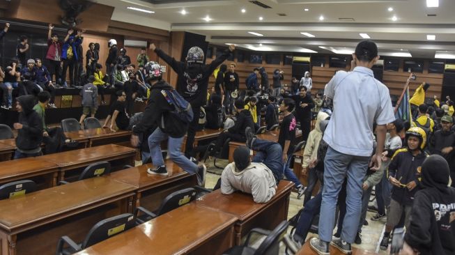 Mahasiswa yang tergabung Aliansi BEM Tasikmalaya (ABT) menduduki gedung DPRD Kota Tasikmalaya, Jawa Barat, Kamis (8/9/2022).ANTARA FOTO/Adeng Bustomi/foc.