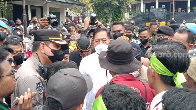 Sempat Deadlock dan Bersitegang, Ketua DPRD Solo Akhirnya Temui Mahasiswa dan Tandatangani Nota Kesepakatan