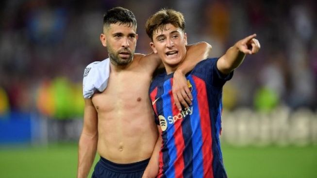 Peluang bagus dari Barcelona pada menit ke-18. Ansu Fati menerima umpan dari kanan, setelah Barca merebut penguasaan bola, tetapi sepakan melengkungnya cuma melenceng tipis saja. (AFP)