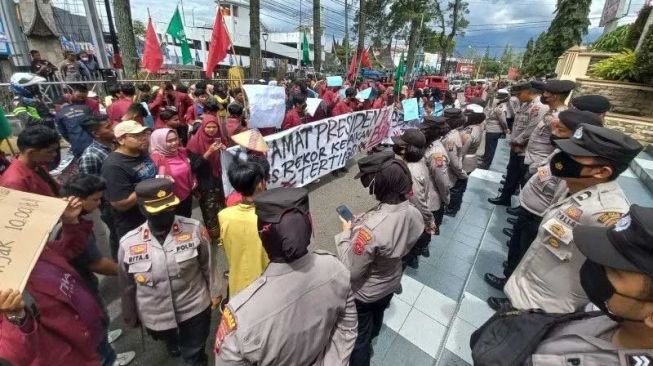 Mahasiswa Gelar Salat Jenazah Saat Unjuk Rasa di DPRD Bukittinggi