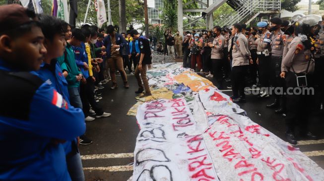 Aliansi Mahasiswa dari berbagai universitas saat menggelar aksi unjuk rasa menolak kenaikan harga BBM di Kawasan Patung Kuda Arjuna Wiwaha, Jakarta Pusat, Kamis (8/9/2022). [Suara.com/Alfian Winanto]