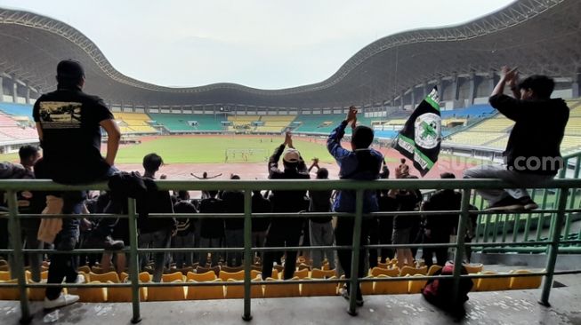 Suporter Persipasi saat mendukung Laskar Patriot di Stadion Patriot Candrabhaga sore tadi, Kamis (9/8/2022) (Suara.com/Danan Arya)