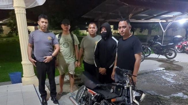 Parah! Oknum Polisi Maling Motor RX King Warga di Sumut, Aksinya Terekam CCTV