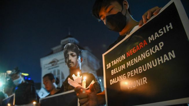 Aktivis yang tergabung dalam Komisi Untuk Orang Hilang dan Korban Tindak Kekerasan (KontraS) Sumatera Utara melakukan aksi refleksi malam memperingati kematian aktivis Hak Asasi Manusia (HAM) Munir di Kota Medan, Sumatera Utara, Rabu (7/9/2022). [ANTARA FOTO/Fransisco Carolio/Ief/wsj]