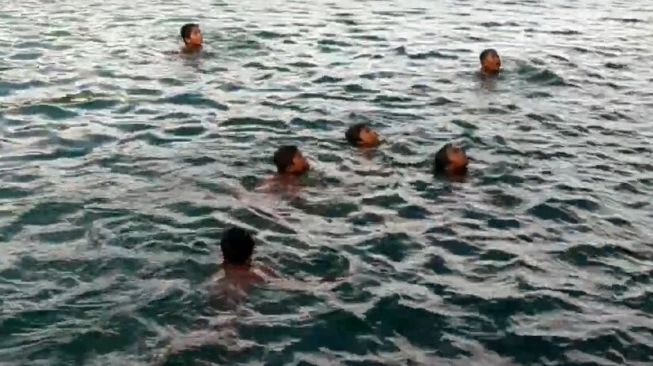 Aksi Penyelam Koin di Danau Toba Kian Tenggelam