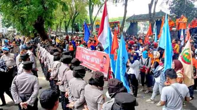 Buruh Minta Pemerintah Batalkan Kenaikan BBM