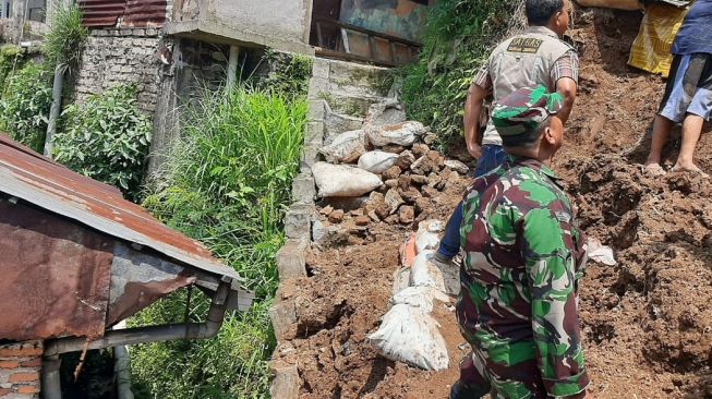 Longsor di Ciwaringin, Ini Aksi Gercep Serda Dedi Jumaedi