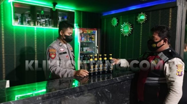 Razia Miras di Bontang, 10 Botol Disita Aparat dari Tempat Karaoke