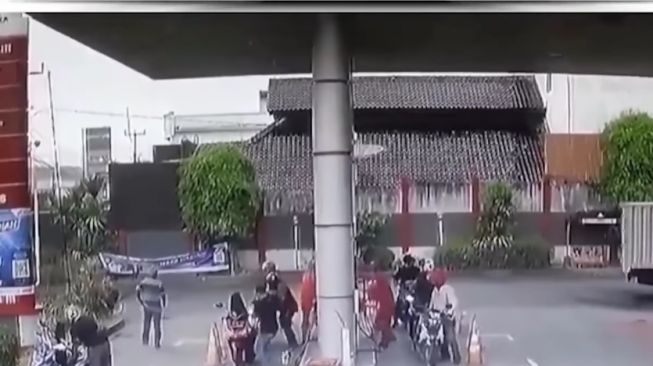 Pria Ini Lempar Korek Api Menyala ke Tanki Sepeda Motor Saat Pengendara Isi Bensin di SPBU