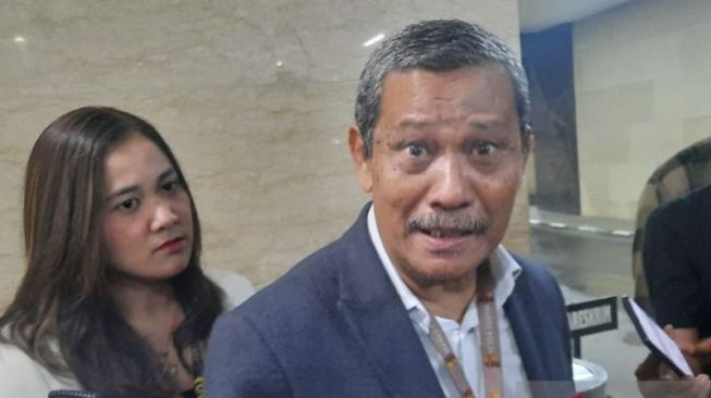 Erman Umar, pengacara Bripka Ricky Rizal, memberikan keterangan kepada wartawan di Bareskrim Polri, Jakarta, Kamis (8/9/2022) malam. [ANTARA/Laily Rahmawaty]