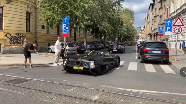 Pagani Zonda HP Barchetta sebelum kejadian, tengah menuju venue di Kroasia [YouTube Benelux Cars].
