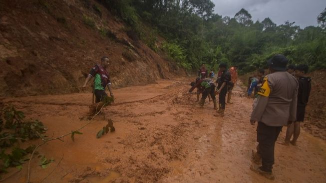 Tim Gabungan Evakuasi Tiga Warga Jeneponto Tertimbun Tanah Longsor
