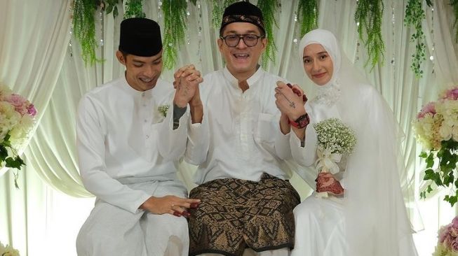 Tampil Alim, Ini Deretan Potret Haru Biru Miller Khan Jadi Wali Nikah Adik Perempuannya