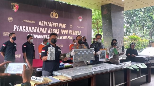 Polri menyita lima unit motor gede, enam mobil mewah, hingga aset tanah dari tersangka bandar narkotika sabu kelas kakap bernama Fauzan Afriansyah alias Vincent (45). (Suara.com/Yasir)