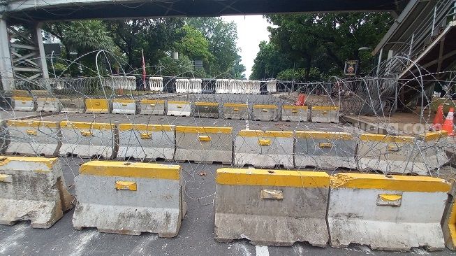 Aparat kepolisian memperketat keamanan menjelang aksi unjuk rasa menolak kenaikan harga BBM yang akan digelar sejumlah elemen masyarakat di kawasan Patung Kuda, Jalan Merdeka Barat, Jakarta Pusat, Jumat (9/9/2022). (Suara.com/Yaumal)