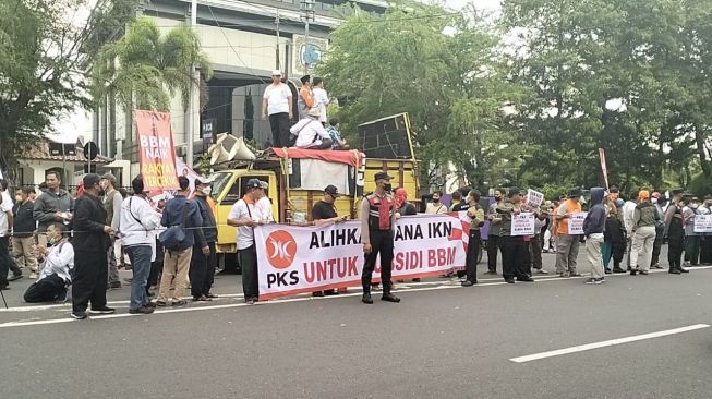 Aksi Demo Tolak Kenaikan BBM, Kader PKS Soloraya Desak Pemerintah Kreatif Mencari Solusi