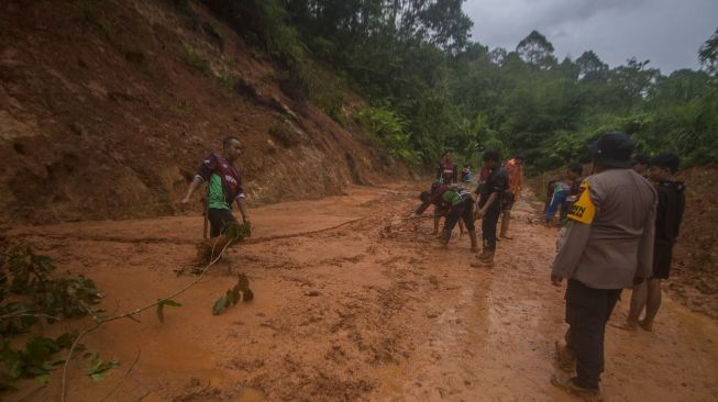 Longsor Tutup Jalan Sepanjang 100 Meter, Akses Antar Kecamatan di Cianjur Lumpuh
