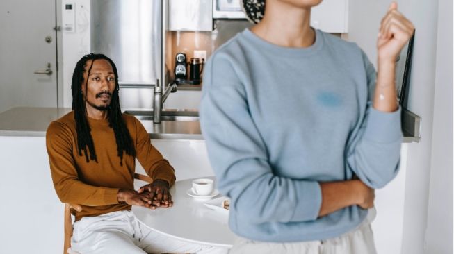 5 Tanda Laki-Laki yang Cemburu Diam-Diam